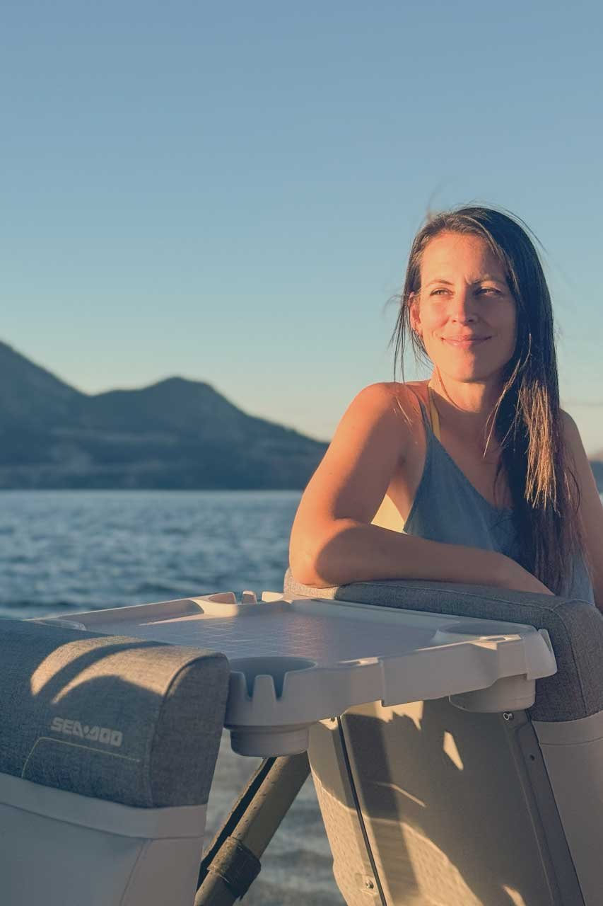 Okanara_Lake_Date_Beauty - okanara.com guest enjoying the sunset on Okanagan Lake